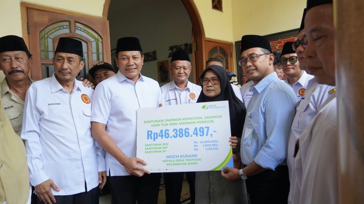 Bupati Subandi Takziah ke Rumah Duka Kades Tropodo, Serahkan Santunan BPJS Ketenagakerjaan Puluhan Juta