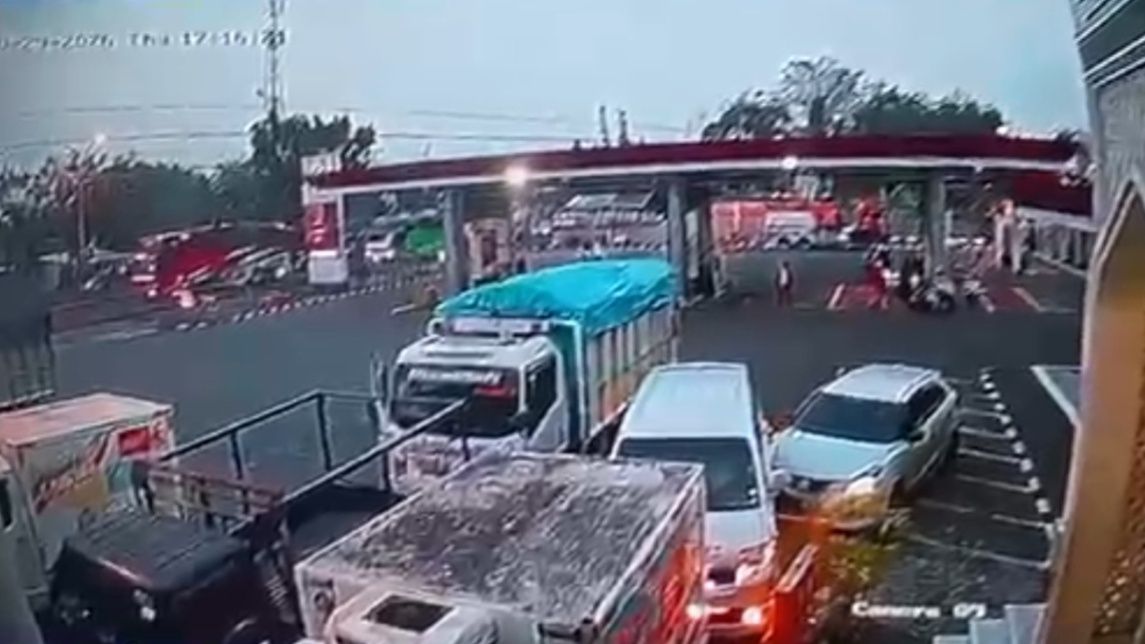 Sopir Sedan Diduga Serangan Jantung Saat Isi BBM, Tabrak SPBU di Lamongan hingga Tewas